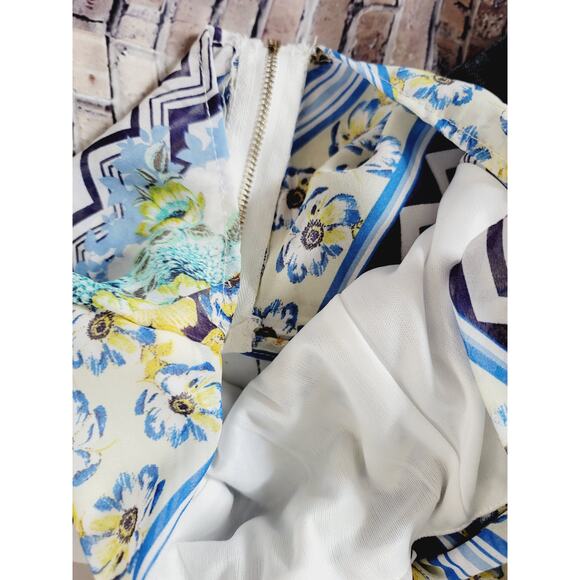 EUC AKIRA Floral Cropped Wrap Bell Sleeve Top - Small - Picture 12 of 13